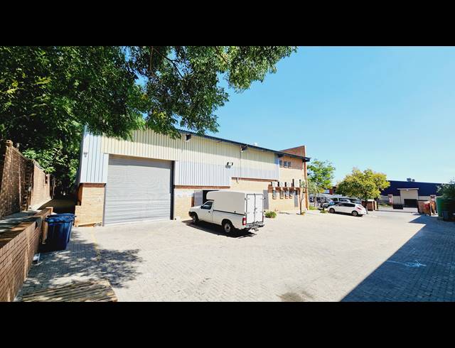 2,221M² SHOWROOM TO LET IN NORTH RIDING